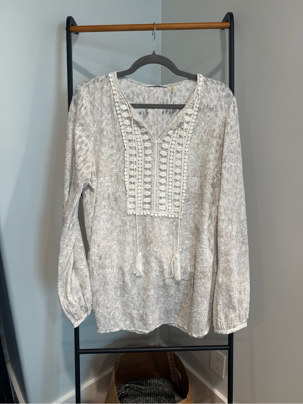 T Tahari Cream Crochet-Trim Long Sleeve Tunic Blouse